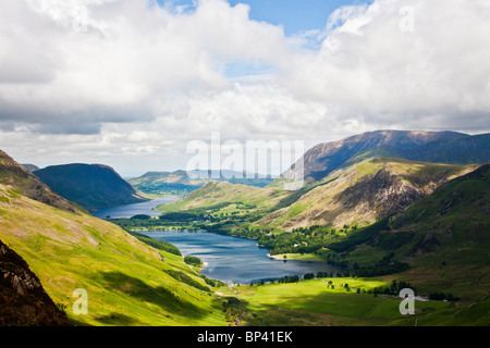 Blick über Buttermere & Crummock Wasser aus dem Heuhaufen Pfad, Nationalpark Lake District, Cumbria, England, UK Stockfoto