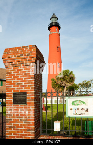 Ponce Inlet, FL - ist Mai 2010 - Ponce Inlet Leuchtturm, abgeschlossen im Jahre 1887, der höchste Leuchtturm in Florida Stockfoto