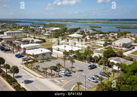 Privatvermietung und Wohnhäusern entlang Intracoastal Wasser-Strasse in Daytona Beach Shores, Florida Stockfoto