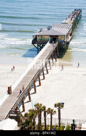 Daytona Beach Shores, FL - Mai 2010 - Crabby Joe Deck Grill auf dem Sunglow Fishing Pier in Daytona Beach Shores, Florida Stockfoto