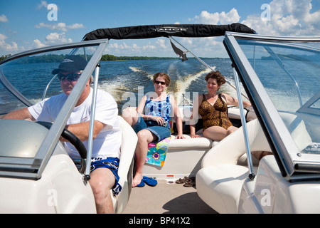 Lake George, FL - Mai 2010 - Freunde Reiten in Geschwindigkeit Boot am Lake George in Zentral-Florida Stockfoto