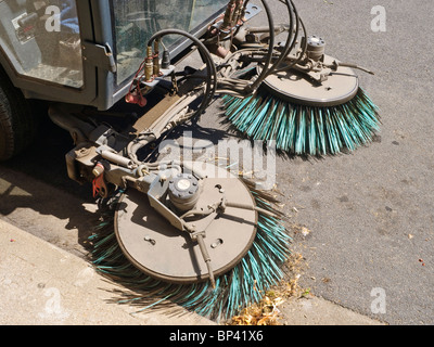 Rotierende Bürsten auf mechanische Kehrmaschine - Frankreich. Stockfoto