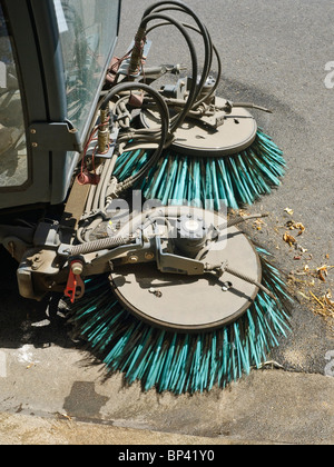 Rotierende Bürsten auf mechanische Kehrmaschine - Frankreich. Stockfoto