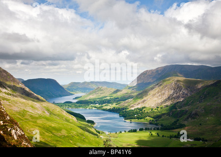 Blick über Buttermere & Crummock Wasser aus dem Heuhaufen Pfad, Nationalpark Lake District, Cumbria, England, UK Stockfoto