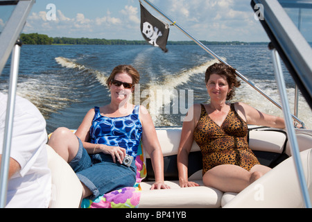 Lake George, FL - Mai 2010 - Freunde Reiten in Geschwindigkeit Boot am Lake George in Zentral-Florida Stockfoto