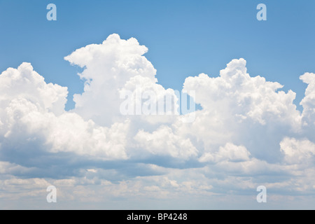 Lake George, FL - Mai 2010 - helle weiße flauschige Wolken am blauen Himmel Stockfoto