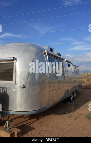 Airstream Wohnwagen in der Wüste von Arizona, neue Kingman-Butler, USA Stockfoto