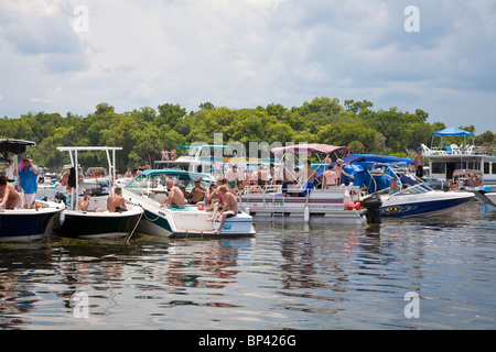 Lake George, FL - Mai 2010 - Bootsfahrer Floß zusammen für einen Tag lang Party am Lake George in Zentral-Florida Stockfoto