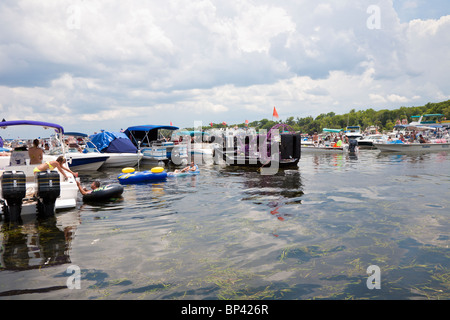 Lake George, FL - Mai 2010 - Bootsfahrer Floß zusammen für einen Tag lang Party am Lake George in Zentral-Florida Stockfoto