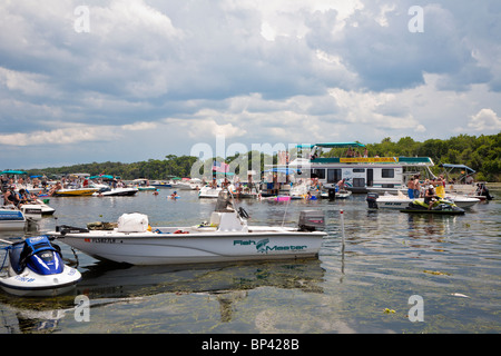 Lake George, FL - Mai 2010 - Bootsfahrer Floß zusammen für einen Tag lang Party am Lake George in Zentral-Florida Stockfoto