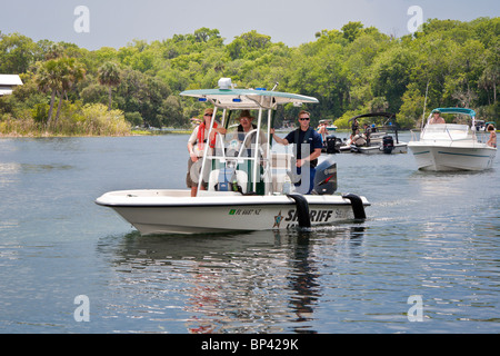 Lake George, FL - Mai 2010 - Sheriff Stellvertreter auf marine Patrouille in der Bucht von Lake George in Zentral-Florida Stockfoto