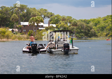 Lake George, FL - Mai 2010 - Sheriff Stellvertreter marine diensthabenden Frage Teenager Bootsfahrer in Bucht von Lake George in Zentral-Florida Stockfoto