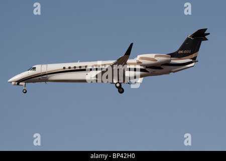 Embraer Legacy 600 Private Jet Ansatz. Von der Seite. Stockfoto