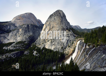 Die Freiheit-Kappe mit der Half Dome im Hintergrund und Nevada verliebt sich in den Vordergrund im Yosemite Nationalpark, Kalifornien. Stockfoto