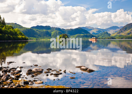 Genuss-Start oder mit dem Boot am Derwent Water, Schloss-Felsen in der Ferne in den Lake District National Park, Cumbria, England, UK Stockfoto