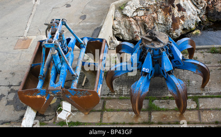 Zwei schwere Hydraulische Greifer an den Docks in Kristiansand, Norwegen. Stockfoto