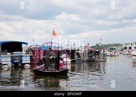 Lake George, FL - Mai 2010 - Airboats Holzdetails zusammen für einen Tag lang Party am Lake George in Zentral-Florida Stockfoto