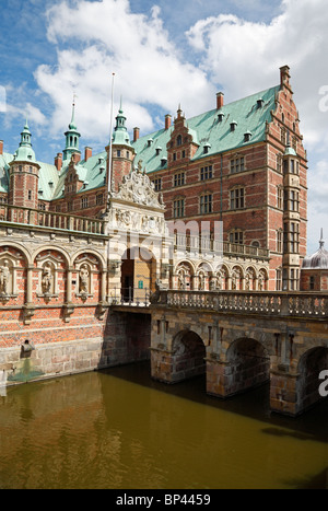 Der Eingang zum Schloss Frederiksborg im niederländischen Renaissance-Stil über den Burggraben in Hillerød in der Nähe von Kopenhagen, Dänemark. Stockfoto