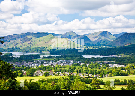 Blick über Keswick, Derwent Water und Katze Glocken, Lake District, Cumbria, England, UK Stockfoto