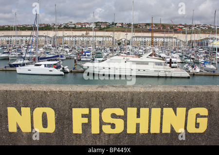 Ein "No Fishing" Schild an der Hafenmauer in Brighton, England, Vereinigtes Königreich Stockfoto