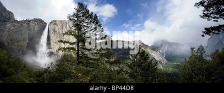 Ein Blick auf Yosemite Valley mit Wolken im Hintergrund und upper Yosemite verliebt sich in den Vordergrund Stockfoto