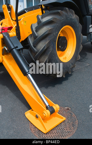 Hydraulische Unterstützung Arm des JCB Teleskoplader auf Straße Raster Cover - Frankreich. Stockfoto