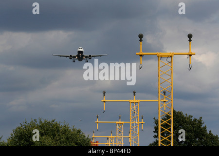 Flugzeuge im Flug zum Flughafen Heathrow, London, zwei weitere Flugzeuge in der Warteschlange in der Ferne sichtbar. Air Traffic und Technologie. Stockfoto