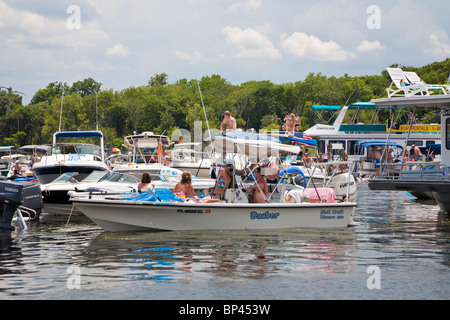 Lake George, FL - Mai 2010 - Bootsfahrer Floß zusammen für einen Tag lang Party am Lake George in Zentral-Florida Stockfoto