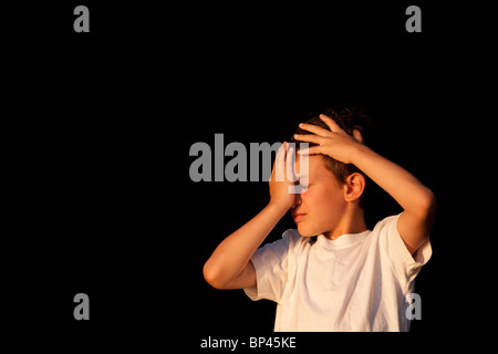 Ein sechs-Jahr-alte Junge ist sichtlich verärgert und frustriert. Stockfoto