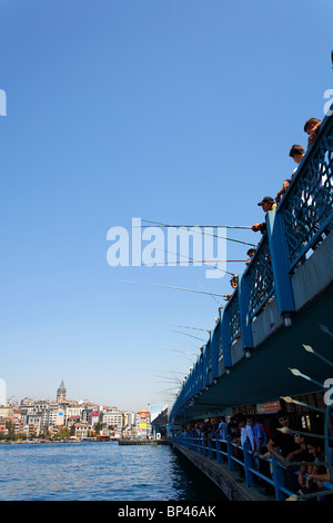 Türkei - Istanbul - Männer Angeln von der Galata-Brücke Stockfoto