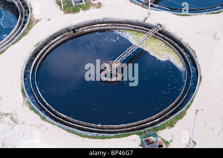 Gruppe von großen Sedimentation Drainagen runden Form. Wasser absetzen, Reinigung im Tank von biologischen Organismen. Sommer Stockfoto