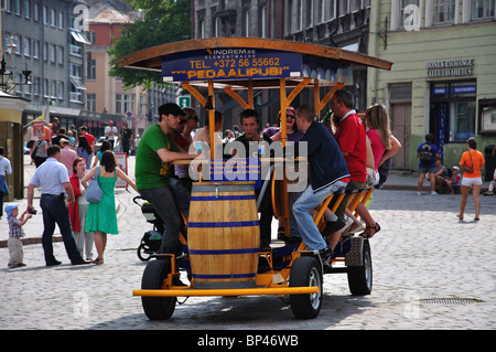 Der "Bier-Bus", Rathausplatz (Raekoja Plats), Old Town, Harjumaa, Estland Stockfoto