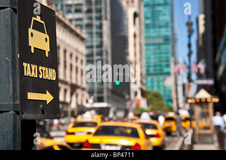 Taxis und Taxi stehen, 42nd Street und Grand Central Terminal, NYC Stockfoto