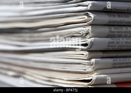 Haufen von Zeitungen Stockfoto