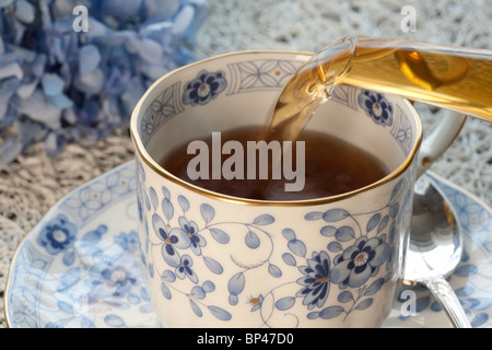 Gießen Sie Tee in China Teetasse [Serie 2 von 2] Stockfoto