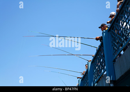 Türkei - Istanbul - Männer Angeln von der Galata-Brücke Stockfoto