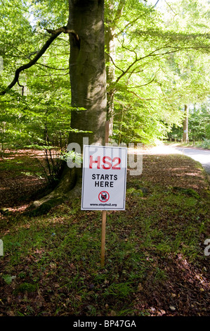 MARKIEREN DIE VORGESCHLAGENE ROUTE FÜR HIGH-SPEED 2 BAHNVERBINDUNG DURCH DIE CHILTERNS ZWISCHEN AMERSHAM UND GREAT MISSENDEN POSTER Stockfoto