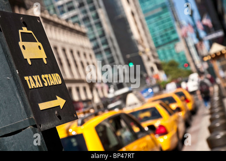 Taxis und Taxi stehen, 42nd Street und Grand Central Terminal, NYC Stockfoto