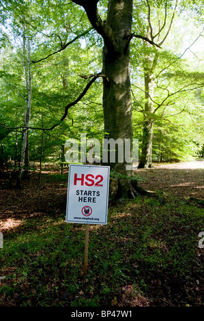 MARKIEREN DIE VORGESCHLAGENE ROUTE FÜR HIGH-SPEED 2 BAHNVERBINDUNG DURCH DIE CHILTERNS ZWISCHEN AMERSHAM UND GREAT MISSENDEN POSTER Stockfoto