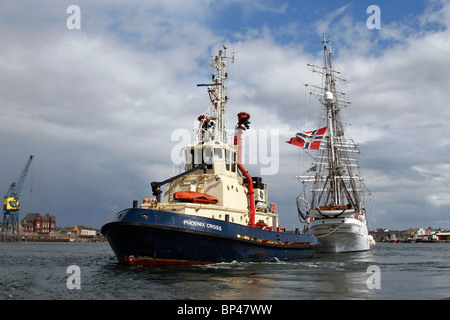 Schlepper Phoenix Cross Klasse A wurde beim Hartlepool Festival Race 2010, Yorkshire, Großbritannien, an das große norwegische Vollschiff Christian Radich angehakt Stockfoto