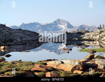 12.195 Fuß Mt. Henry spiegelt sich in einem hohen alpinen Teich in der John Muir Wildnis der Sierra National Forest. Stockfoto