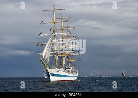 Unter Segel die russische STS mir ein dreimastiger, volltaktiger Trainingsschiff mir beim Hartlepool 2010 Tall Ships Race, Village and Marina, Teesside, UK Stockfoto