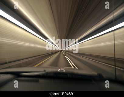 Beschleunigung durch einen tief urban Tunnel in Pittsburgh, Pennsylvania. Stockfoto