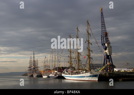 Die Russische Föderation STS mir ein dreimastiger, volltaktiger Trainingsschiff mir beim Hartlepool 2010 Tall Ships Race, Village and Marina, Teesside, UK Stockfoto