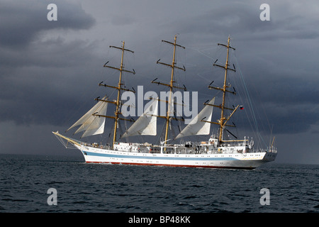 Unter Segel die russische STS mir ein dreimastiger, volltaktiger Trainingsschiff mir beim Hartlepool 2010 Tall Ships Race, Village and Marina, Teesside, UK Stockfoto