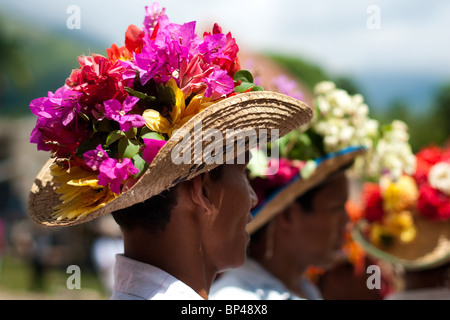 Negros Tänzer nehmen an der Prozession in Atanquez (Sierra Nevada), Kolumbien Teil. Stockfoto