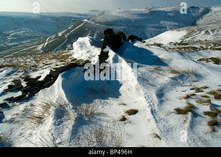 Schnee und Trockenmauern Wand auf dem Kinder Scout Plateau oberhalb Edale, im Winter, Peak District National Park, Derbyshire, England, UK Stockfoto