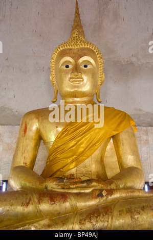 Süd-Ost Thailand, Insel Ko Samui (aka Koh Samui). Goldene Buddha-Statue im Khunaram Tempel. Stockfoto