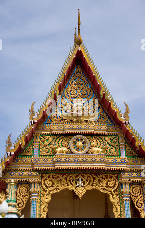 Süd-Ost Thailand, Ko Samui (aka Koh Samui). Wat Plai Laem aka Plai Laem Tempel, reich verzierte Dach Detail Bethaus. Stockfoto