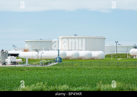 Eine Erdöl-Lagerung und Distribution terminal über eine Pipeline in Neberaska. Im Vordergrund sieht man ein Maisfeld. Stockfoto